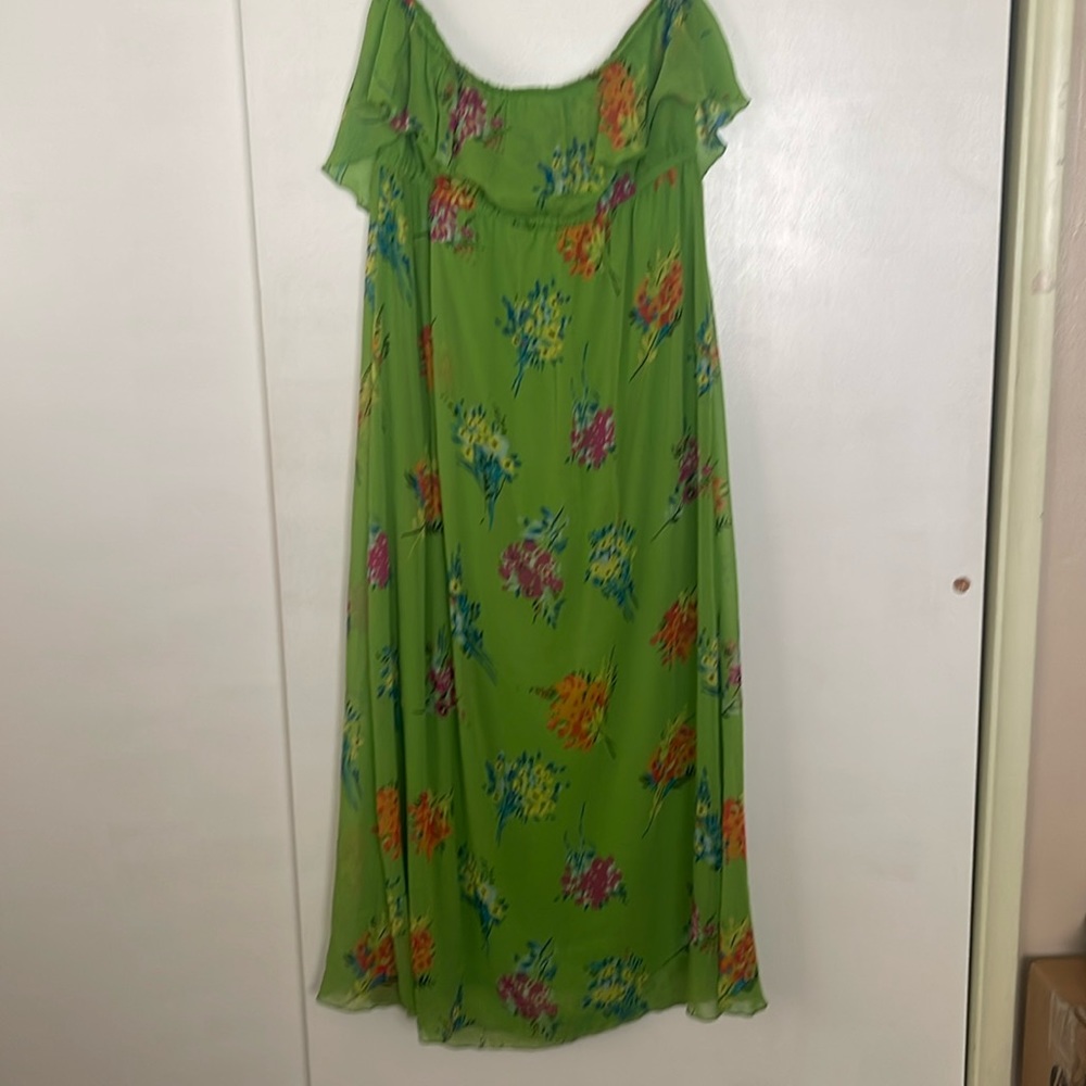 Beautiful strapless dress. Still in great shape.
